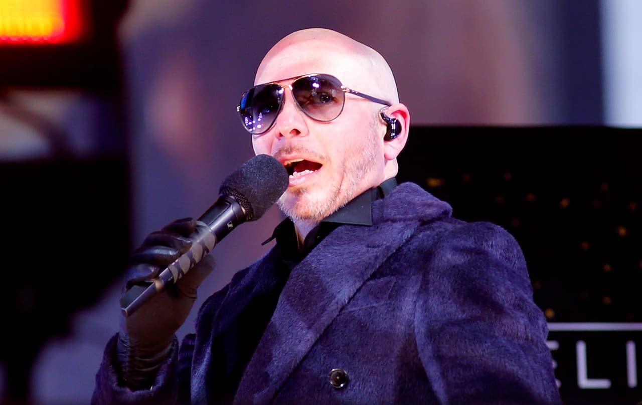 El cantante 
<b><a href="https://www.univision.com/entretenimiento/pitbull-presto-su-avion-para-ayudar-a-puerto-rico-video" target="_blank">Pitbull también apareció</a> </b>en las búsquedas de hombres calvos más sexys, con 5.4 millones de menciones. 
<br>