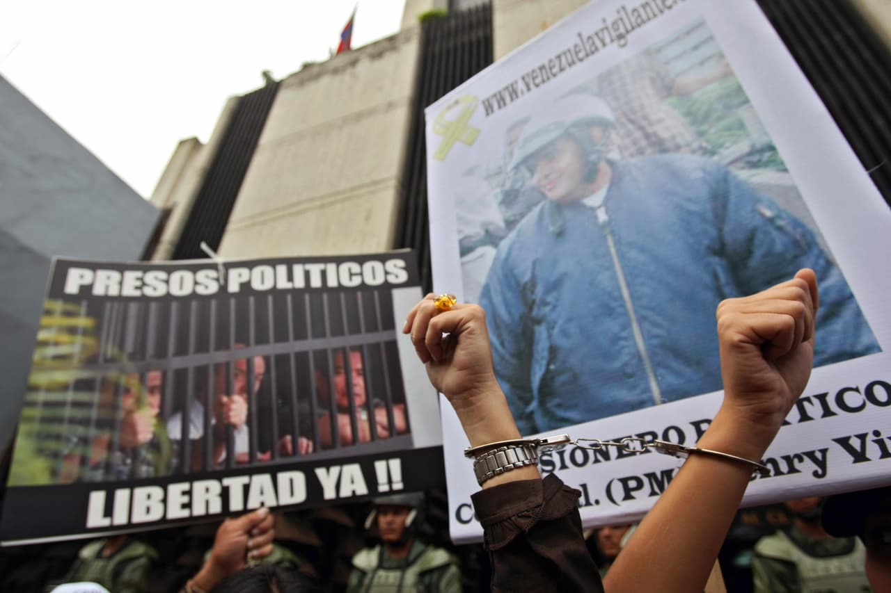 Gobierno de Maduro libera a cinco presos políticos después de entablar diálogo con la oposición