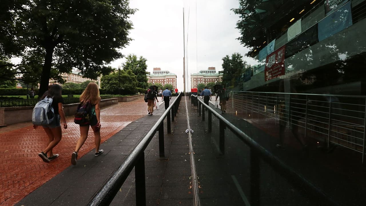 Eddie Brambila, de la 
<b><a href="https://www.isac.org/" target="_blank">Comisión de Asistencia Estudiantil de Illinois (ISAC),</a></b> explica cuáles personas califican para los beneficios anunciados por el gobierno, en una entrevista con 
<b><a href="https://www.univision.com/local/chicago-wgbo/tienes-un-prestamo-estudiantil-y-estas-atrasado-en-los-pagos-esta-informacion-te-puede-interesar-video">Univisión Chicago</a></b>.