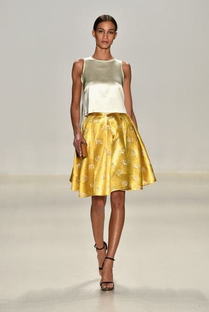 El amarillo dorado en telas de seda te dará el brillo necesario. Erin Fetherston lo combinó de maravilla con un estampado floral muy delicado.