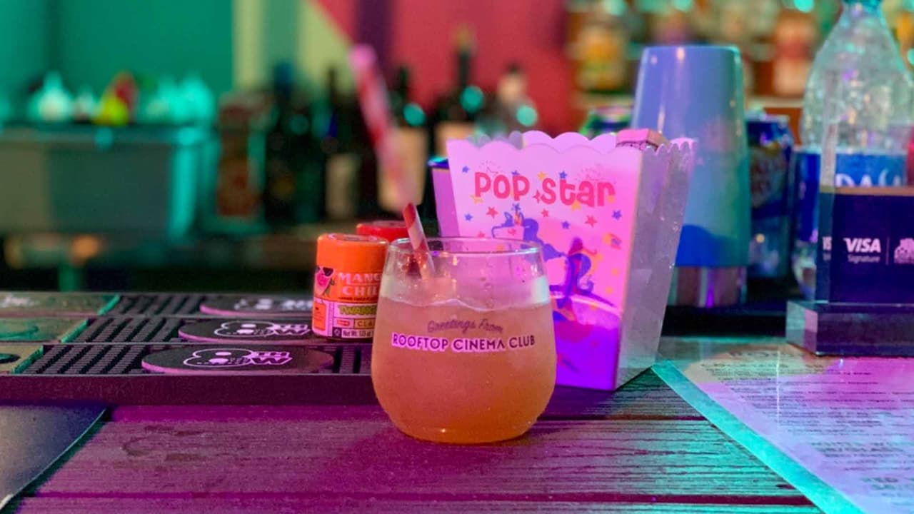 El cine está ubicado en lo alto del complejo comercial BLVD Place, en el cruce de las calles Post Oak Boulevard y San Felipe en el distrito Uptown de Houston.