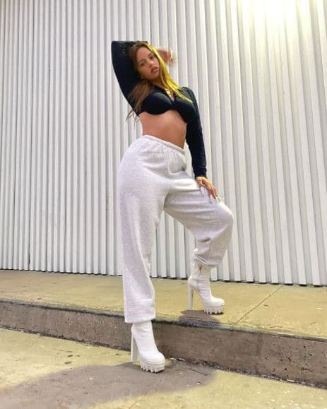 Fue así como la cantante ideó una nueva fórmula para vestir sin sobrecargar sus 'looks' ni hacerlos aburridos: ante la ausencia de accesorios las prendas debían ser llamativas y únicas. Este outfit es una prueba de ello, pues los botines blancos llaman mucho la atención y, aunque el pantalón es muy sencillo, el 'crop top' hace la magia restante.