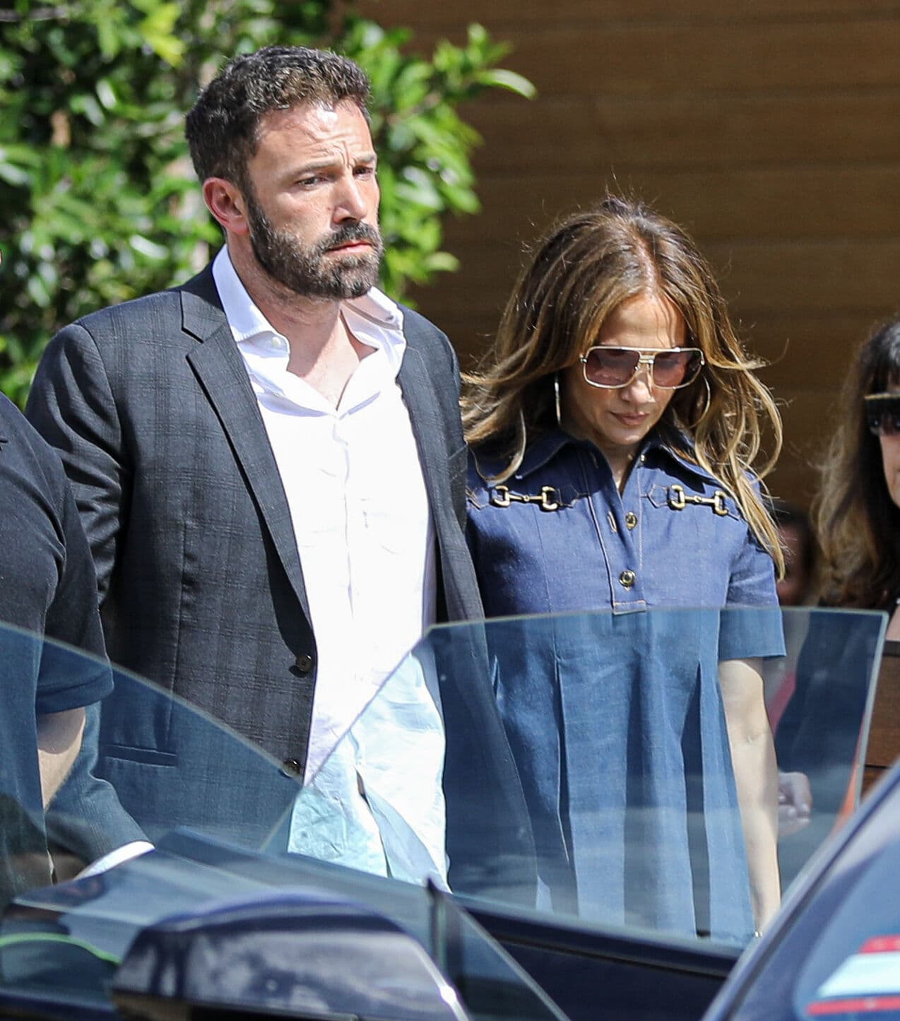 Y es que en varias ocasiones se le ha visto con ropa mucho más casual: con camisas a cuadros y camisetas, en jeans y zapatillas deportivas. 
<br>