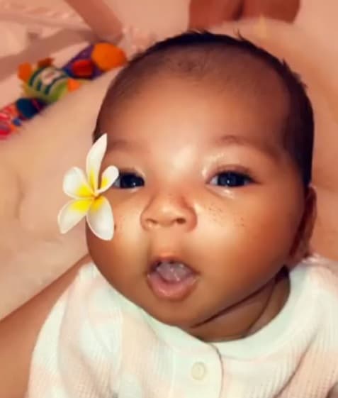 El sábado pasado, la empresaria y madre primeriza de 33 años
<b><a href="https://www.univision.com/entretenimiento/muchas-pecas-y-una-flor-khloe-kardashian-revela-el-rostro-de-su-recien-nacida-hija-con-este-video-video">celebró el primer mes de su bebé </a></b>con el basquetbolista Tristan Thompson compartiendo el primer video de True.