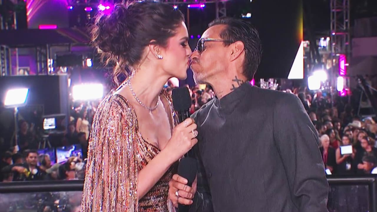 La entrevista de Nadia Ferreira a Marc Anthony que acabó en beso en Premio Lo Nuestro