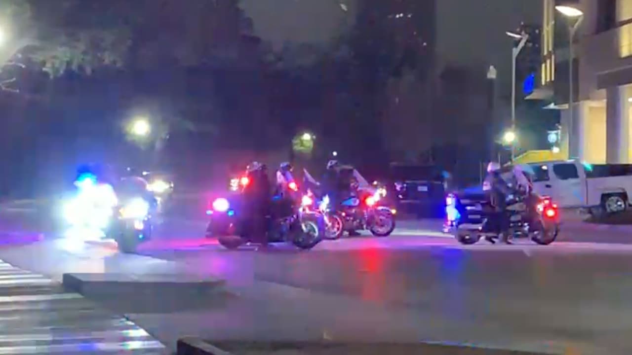 Troy Finner, jefe de la Policía de Houston, dijo que Adams era un "héroe" y que lo honrarían.