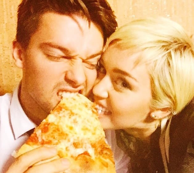El comentado romance estuvo lleno de críticas, por un lado se dice que la familia de Patrick detestaba a Miley y luego el galán comenzó a portarse mal con otras chicas...