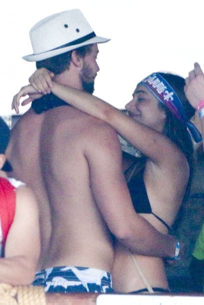 Un paparazzi publicó estas imágenes en donde se observa al entonces novio de Miley coqueteando con otra mujer, el suceso terminó por decepcionar a la rubia...