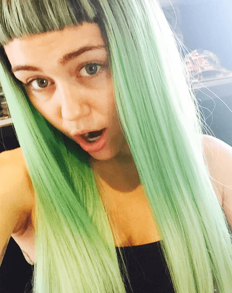 Miley Cyrus con pelo verde menta.