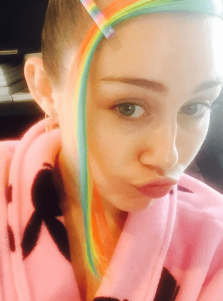 Los vecinos de la cantante se quejan por la mala influencia que es más allá que el ruido que pueda provocar por los paparazzi que la siguen.