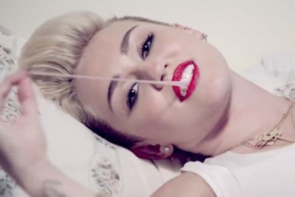 Miley Cyrus empezó su carrera actuando como la niña 
<i>Hannah Monatna</i>. Recientemente su carrera musical se ha despegado radicalmente de esa imagen, con mucho éxito.