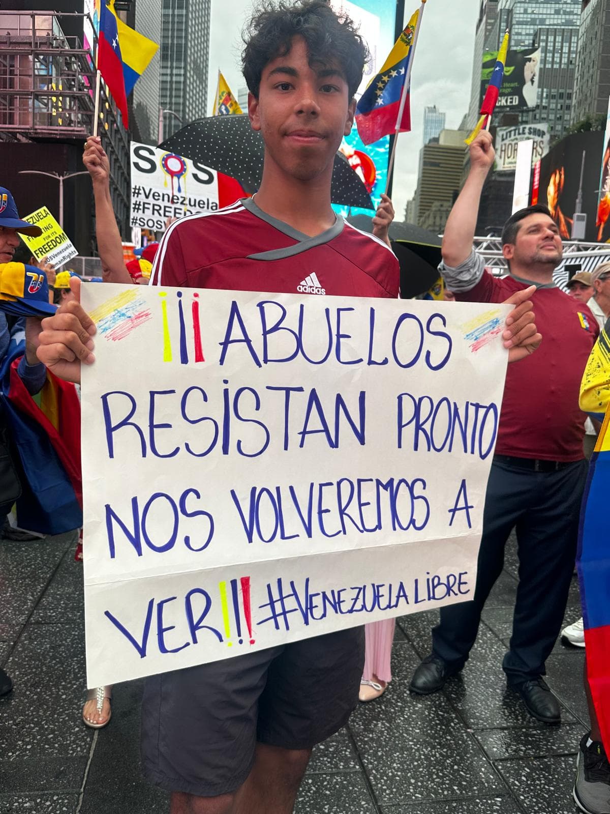 "Abuelos resistan. Pronto nos volveremos a ver" sostiene el mensaje un joven venezolano.