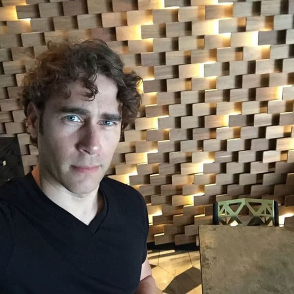 Sus ojos verdes y su cabello rubio rizados son dos de las cosas que más les gustan a las mujeres.