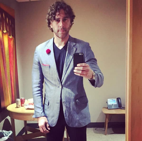 Le gusta vestir sacos modernos, así como esta imagen donde presume uno a rayas.