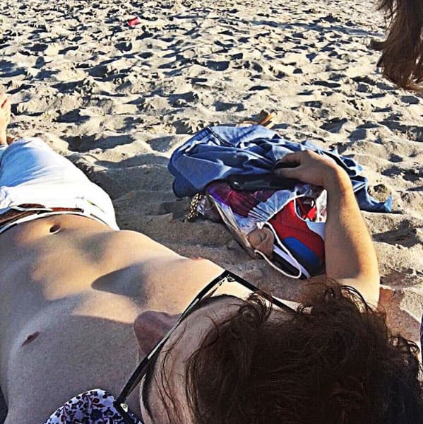 Se define como un hombre de sangre caliente, por haber nacido en la isla de República Dominicana, por eso le encanta la playa.