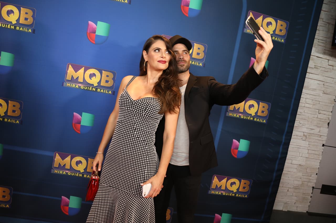 Las 'selfies' no podían faltar en la alfombra roja y pronto comenzaron a salir los teléfonos móviles.