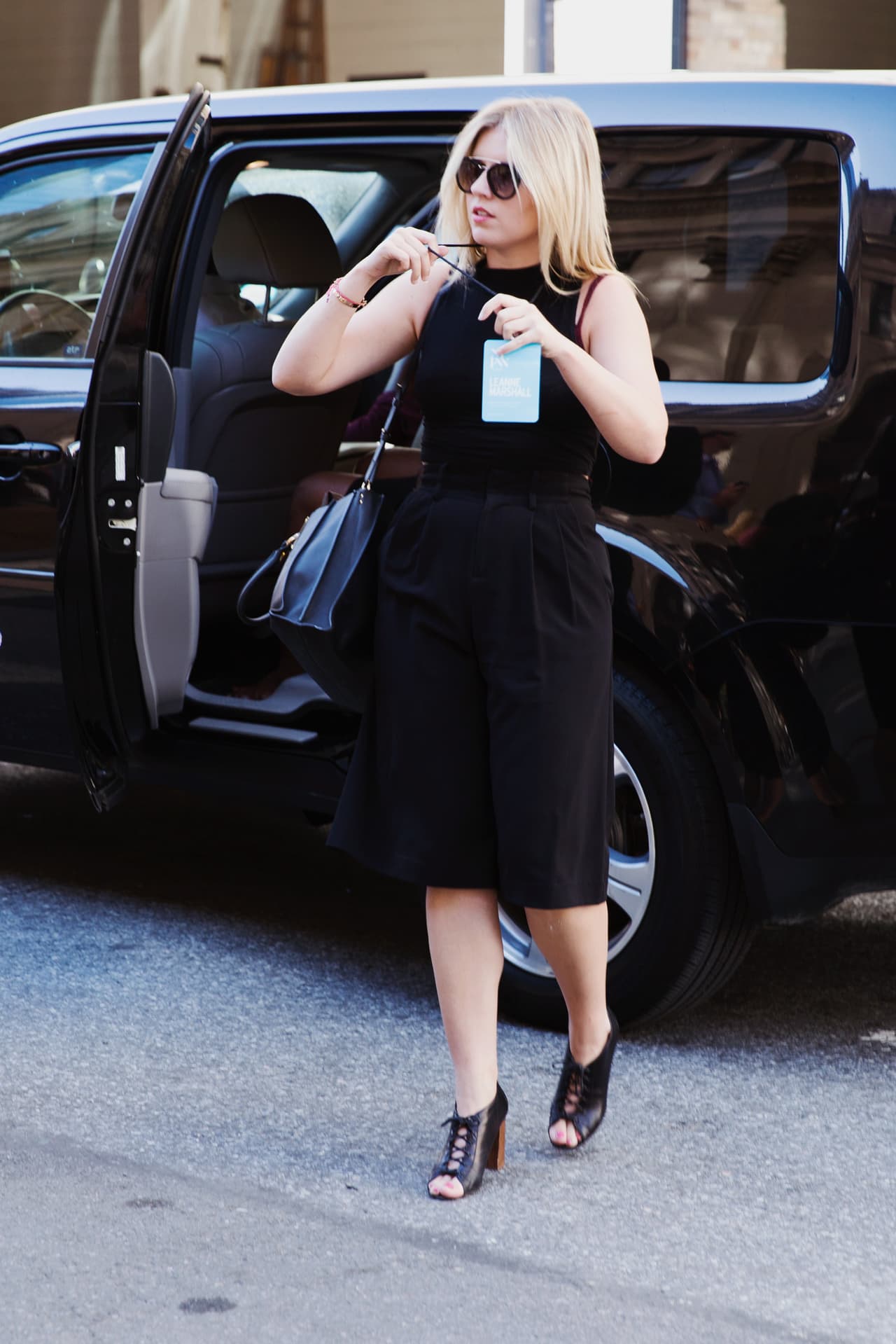 En las calles de Nueva York el negro es sinónimo de elegancia y es también un cierto código secreto que hace que los neuyorquinos se reconozcan entre ellos, son los turistas extranjeros lo que siempre querrán pintar la calle de colores.