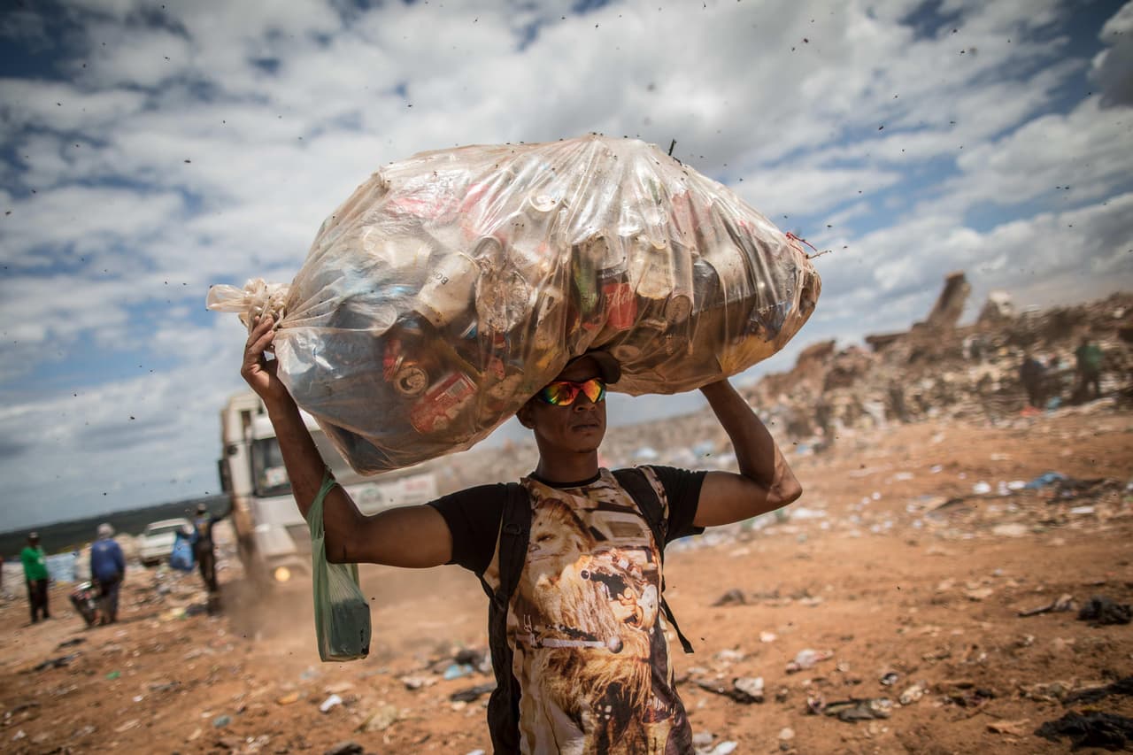 El cierre del "Lixão da Estrutural" deja sin oficio a unos 3,000 desempleados que recolectaban allí materiales reciclables para subsistir.
