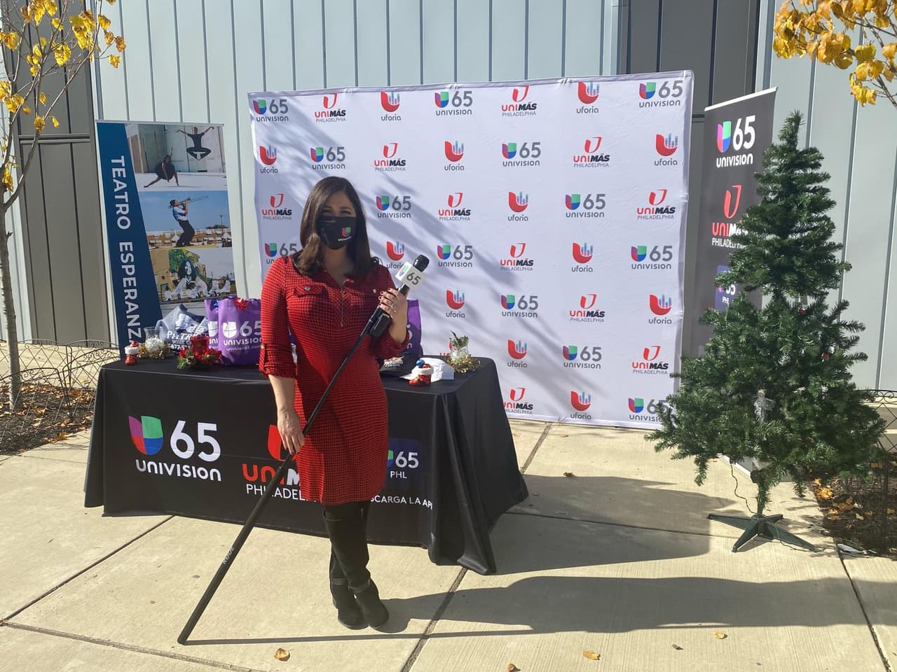 Ilia Garcia, presentadora del Noticiero 65, pudo entrevistar a las familias participantes. 
<br>