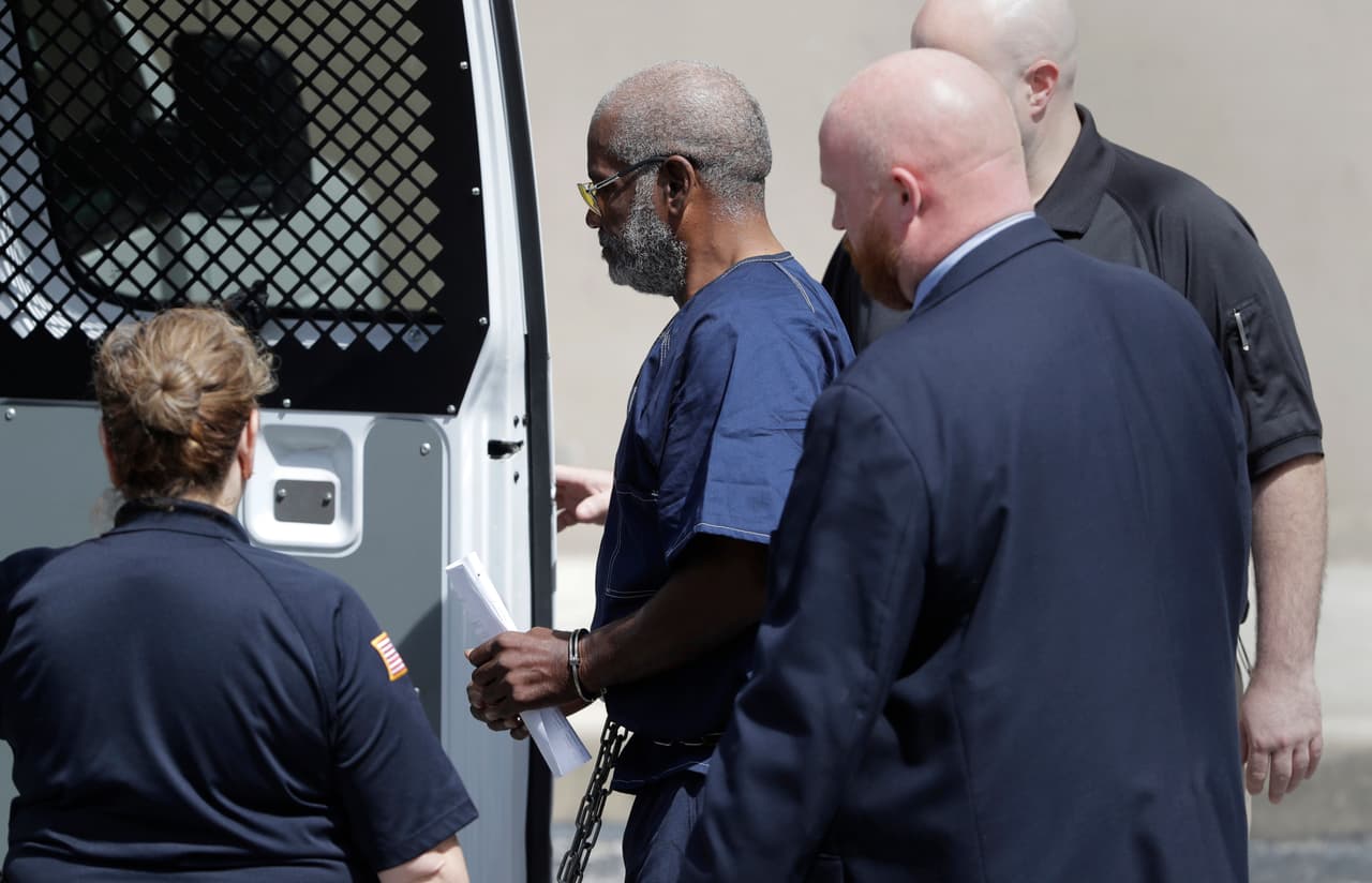 Según el documento de la demanda contra el conductor James Bradley Jr., los inmigrantes que iban en el camión hallado en Texas golpearon las paredes y pidieron ayuda, pero el chofer nunca paró. El acusado afirma que no sabía que había personas en la caja del camión hasta que se detuvo en el Walmart de San Antonio.