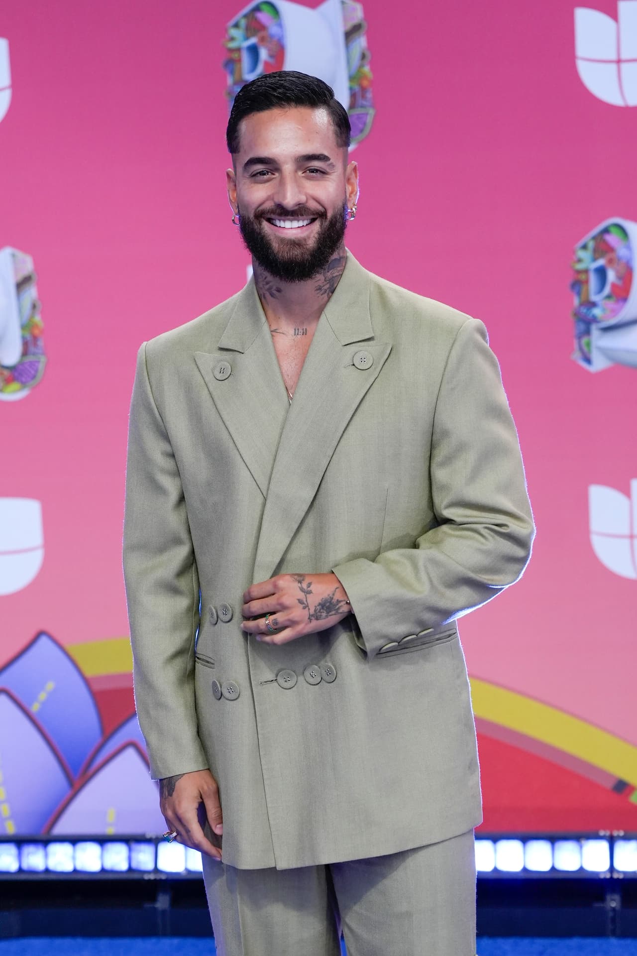 <b>Maluma</b> asistió a la alfombra azul de Premios Juventud con un traje gris de doble botón.