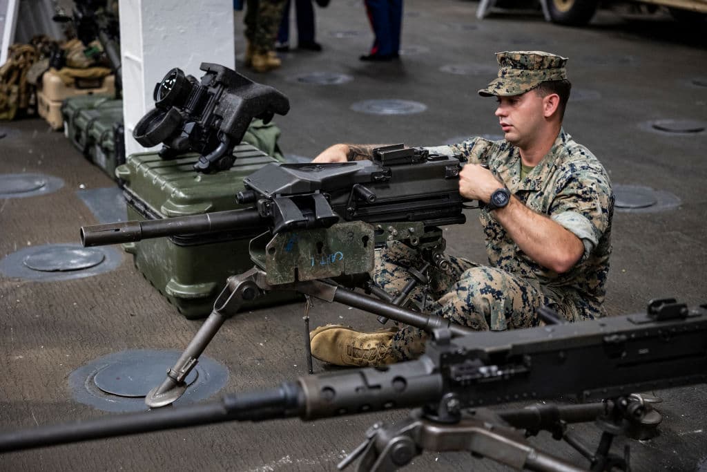 ¿Cómo manejan los rifles de asalto adentro del USS Bataan? Uno de los tripulantes realizó la demostración durante un recorrido en esta Semana Naval en Miami.