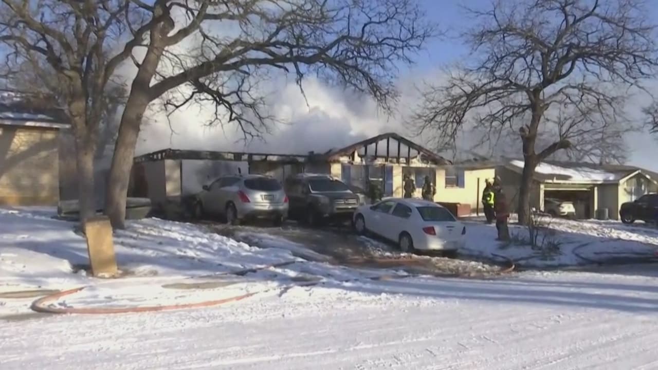 Bomberos tratan de sofocar las llamas en una vivienda la tarde de este lunes. El reporte indica que habitantes de la zona se percataron de que había fuego en el inmueble y de inmediato llamaron al 911. No se reportan heridos y aún se desconocen las causas del incidente.