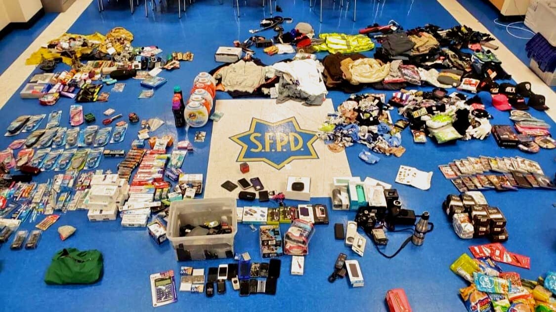 Los agentes decomisaron varias bolsas, cajas de plástico y hieleras repletas de artículos robados.