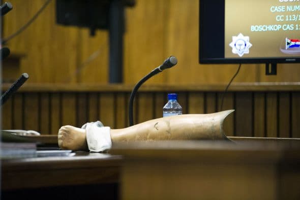 Demostró cómo usó el bate para forzar la puerta del baño en donde estaba Steenkamp. "Apenas puedo estar parado en mis muñones, menos sostener un bate".