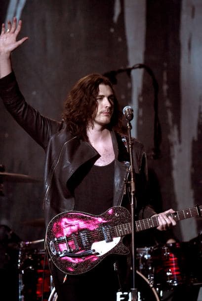 La banda Hozier le puso el toque 'hard' a la noche con su potente interpretación.