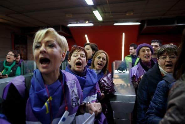 Por su parte, Alfredo Pérez Rubalcaba, secretario general del Partido Socialista Obrero Español (PSOE), mostró una postura similar al advertir al jefe de gobierno que las marchas no cesarán hasta el retiro del anteproyecto.