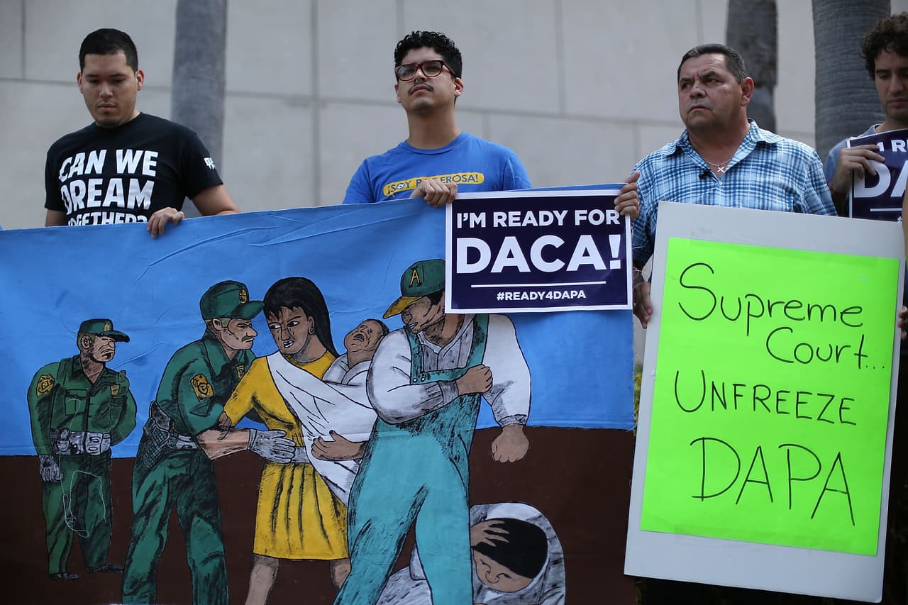 Al menos 107,000 
<b><i>dreamers</i> texanos </b>tienen permisos expedidos por DACA, de acuerdo 
<a href="https://www.uscis.gov/sites/default/files/USCIS/Resources/Reports%20and%20Studies/Immigration%20Forms%20Data/All%20Form%20Types/DACA/DACA_Population_Receipts_since_Injunction_Dec_31_2019.pdf">con estadísticas federales</a>. Unos 130,000 jóvenes más estaban a la espera de acceder al programa, lo que pueden hacer de acuerdo con la decisión del juez federal de este fin de semana.