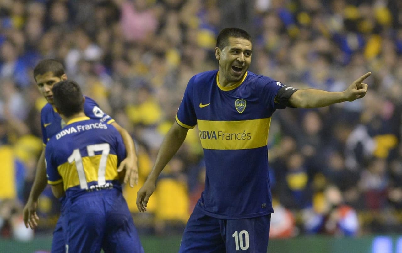 El último gran 10. A Juan Román Riquelme se le conoce como “el último gran 10”, ese jugador pensante que se colocaba enfrente de los mediocampistas y detrás de los delanteros, el enganche.