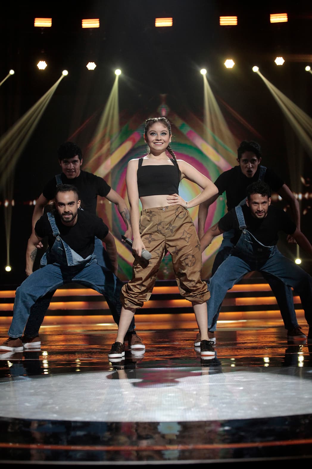 Para este musical, Karol eligió un top negro y pantalones de la marca Louis Vuitton.