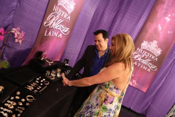 Cynthia Klitbo, quien estuvo de visita en el show, se probó varios anillos.
