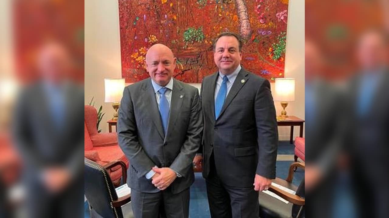 Senador Mark Kelly se reúne con el alcalde de Yuma para hablar sobre el Título 42