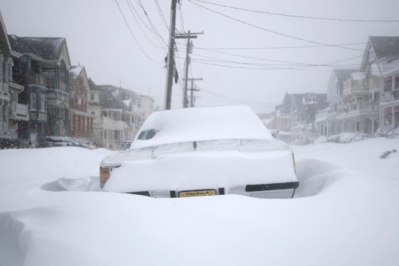 Un auto cubierto de nieve en una calle de Ocean Grove, Nueva Jersey.