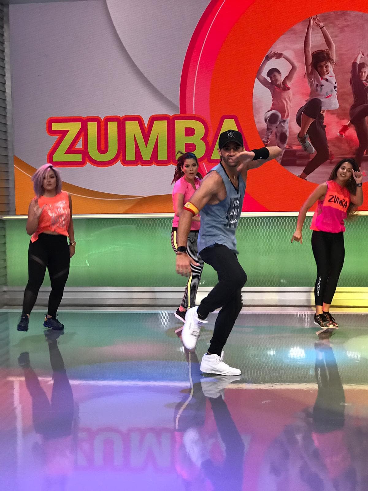 La clase de zumba consistió en bailar cuatro géneros musicales. Pudimos apreciar un coreografía con pasos de merengue, salsa, cumbia y reggaeton.
<br>