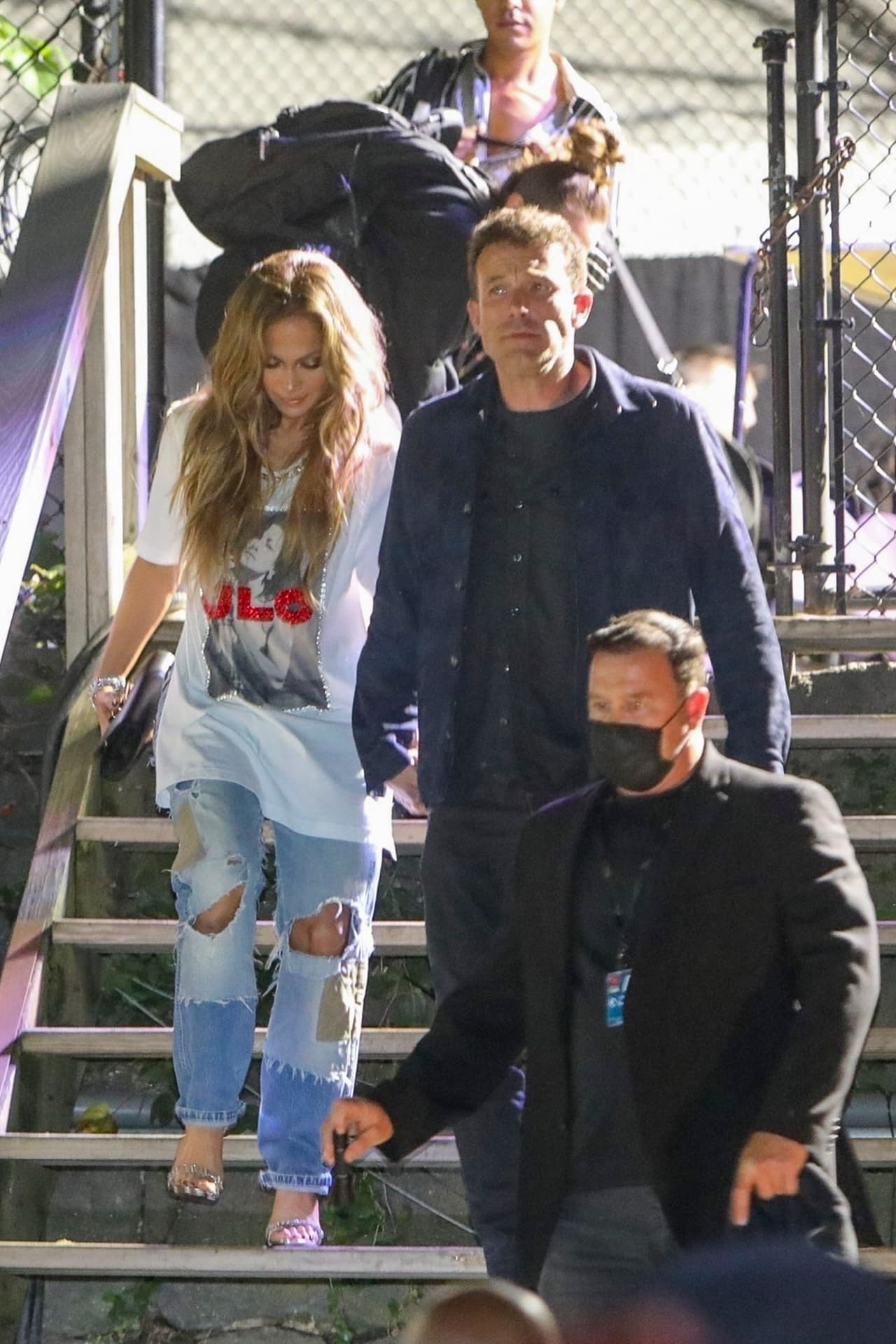 En las fotos de Ben Affleck con JLo resaltó que es la primera ocasión, desde que comenzó a salir con ella de nueva cuenta, en que
<b><a href="https://www.univision.com/famosos/ben-affleck-pierde-barba-the-tender-bar-fotos" target="_blank"> apareció sin su clásica barba. </a></b>
<br>