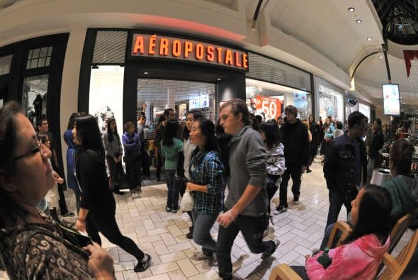 COMPRA CERCA DE TU CASA- Si descubres que las mejores ofertas están en la tienda, tal vez no necesites manejar por toda la ciudad para conseguirlas. Para los electrónicos, por ejemplo, la investigación de Consumer Reports muestra que en muchos casos los precios para los televisores más promocionados de marcas conocidas como Panasonic, Samsung y Sony, varían apenas unos cuántos dólares entre las cadenas y tiendas grandes. Así que puedes ir tranquilamente al minorista más cercano a tu casa sin sentir que te estés perdiendo de una gran oferta.