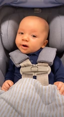 También compartió esta foto de su bebé Diego. Este pequeñito se veía muy guapo paseando con sus papás después de tener su primer corte de cabello.