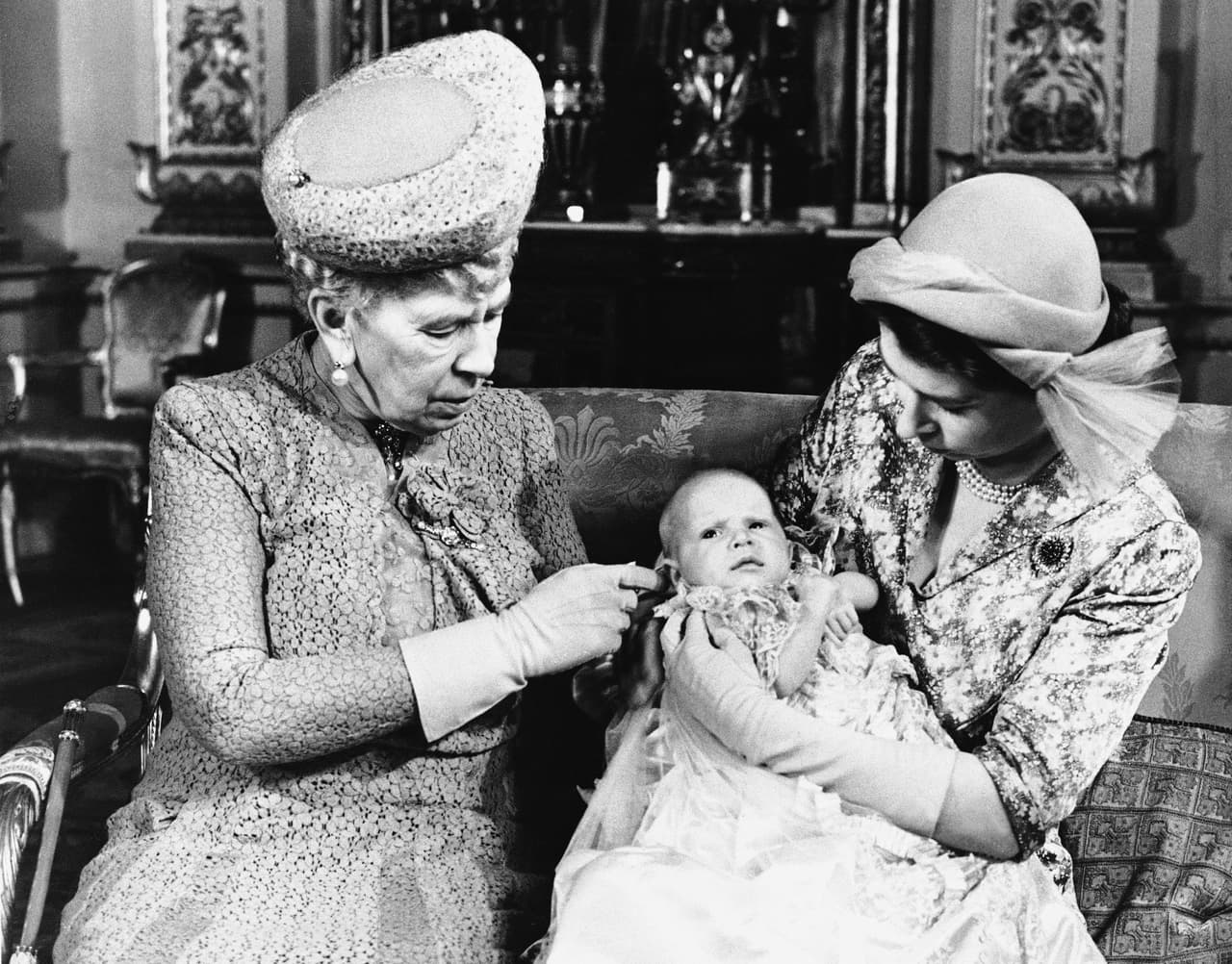 <b>21 octubre 1950 </b>
<br>Dos años más tarde, presentó a la princesa Anne para su bautizo en el palacio de Buckingham con su bisabuela, la reina María.