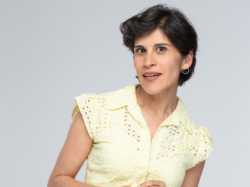 La actriz Ximena Ayala es Rosalía Méndez Canul, hermana mayor de Flor y Aureliano. Vive a la sombra de Flor, a quien envidia y odia, porque la considera no solo su rival de amores, sino alguien que la opaca todo el tiempo.