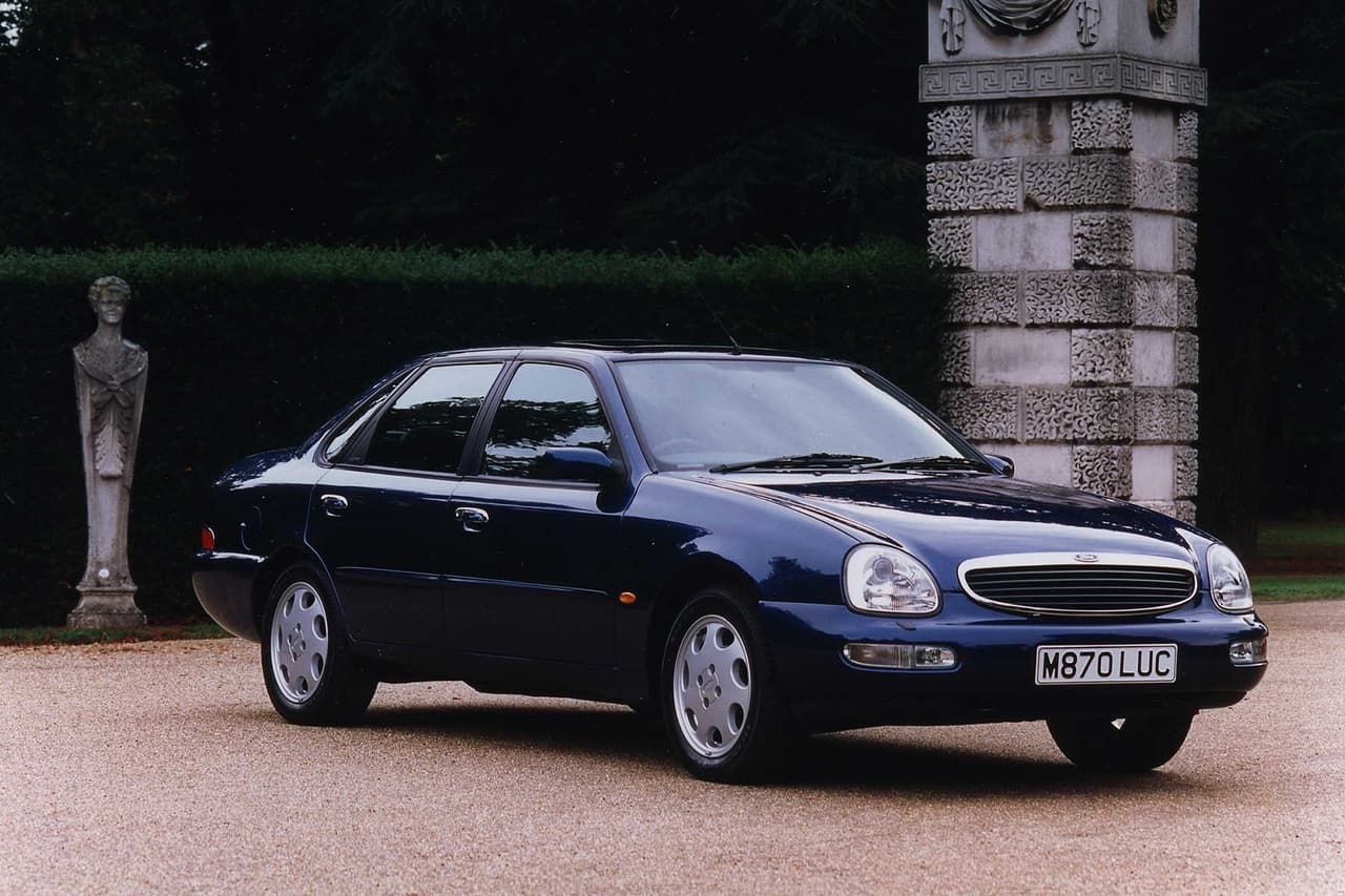 <h3 class="cms-h3-H3"><b>16. Ford Scorpio 1994-1998.</b></h3>
<br>
<br>El diseño de la segunda generación del Scorpio, el sedán ejecutivo de Ford de Europa, fue inexplicablemente desafortunado. Su cara de payaso precede a una carrocería de aspecto soso y genérico cuyo diseño parece haber sido el resultado de un esfuerzo consciente por evitar lograr alguna línea interesante. Esto es más triste aún porque el Scorpio fue el sucesor y fallido custodio de una larga tradición de sedanes ejecutivos de Ford en Europa, entre los que se contaban los Ford Granada (versión europea) y el Ford Taunus. Las ventas de los Ford europeos fullsize se desplomaron con este modelo al punto de que Ford se vio obligada a retirar la línea para siempre.