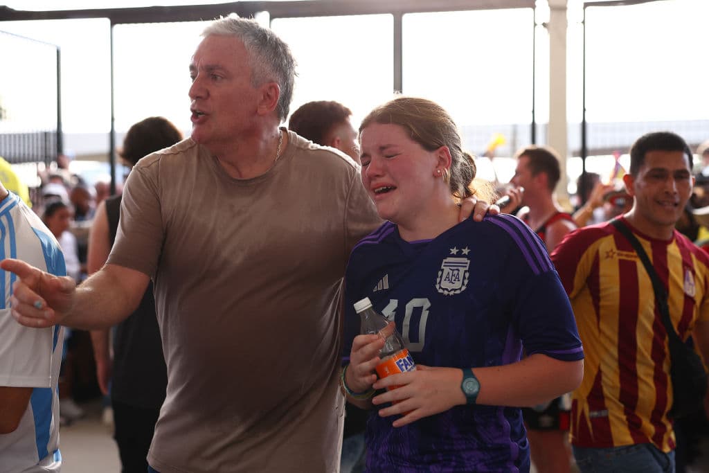 Ningún padre quiere ver a sus hijos llorando. Se trataba de vivir
<b><a href="https://www.univision.com/local/miami-wltv/aficionados-argentinos-celebran-en-miami-el-bicampeonato-de-copa-america-fotos" target="_blank">una experiencia memorable</a></b>, pero no de esa forma.