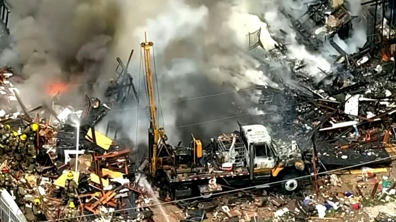 Explosión en Dallas, Texas, destruye complejo de apartamentos y buscan a personas bajo los escombros