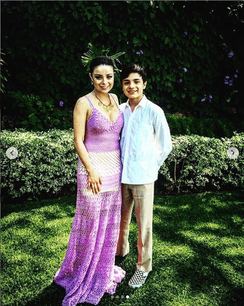 Sin embargo, ha estado bajo los reflectores en más de una ocasión, debido a la corta diferencia de edad entre él y su mamá (sólo se llevan 18 años).