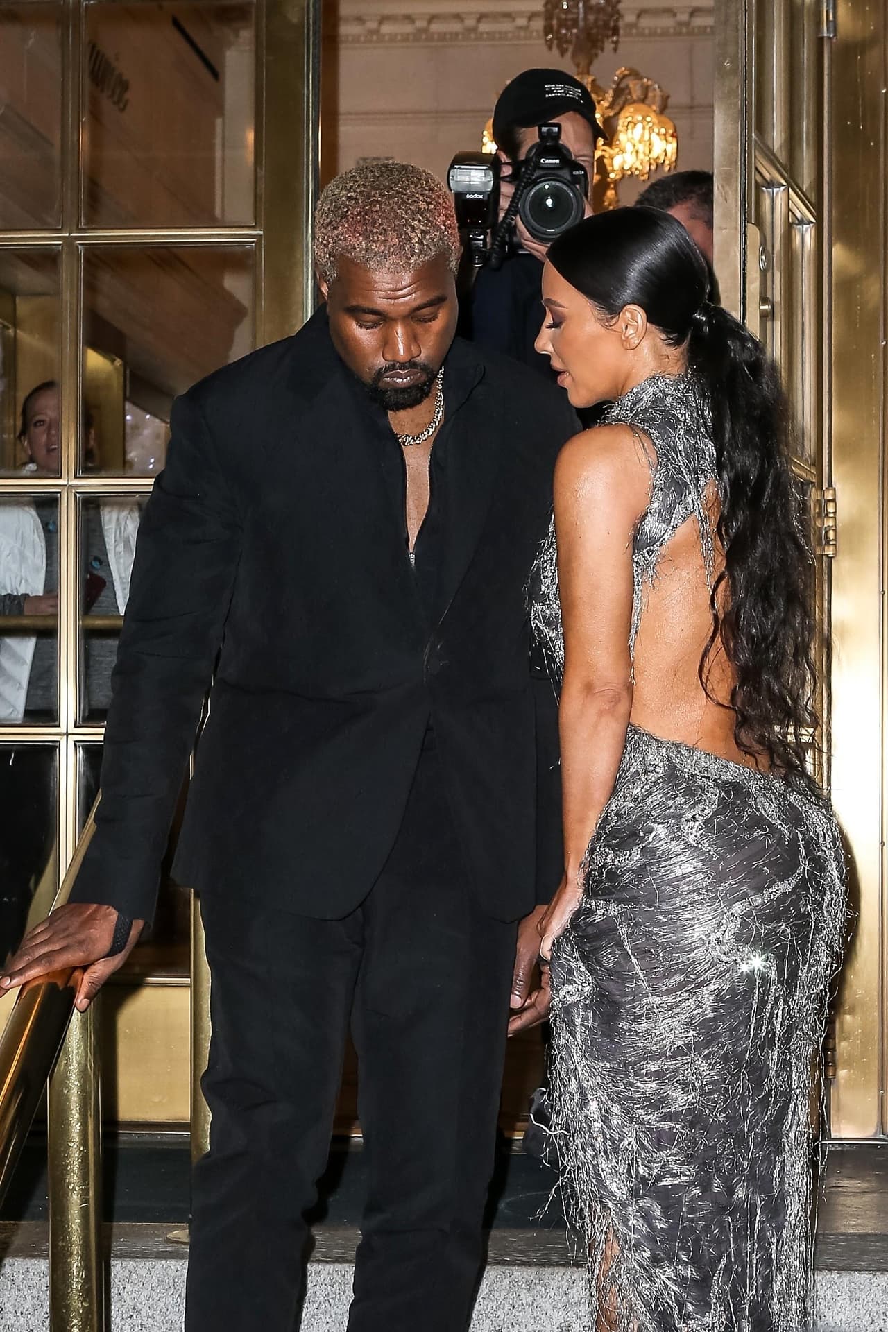 'The Cher Show' puede ser tremendo musical, pero un día después de su estreno el tema que más se discute no tiene que ver con la producción, sino con los tropiezos de Kim Kardashian y su marido Kanye West.