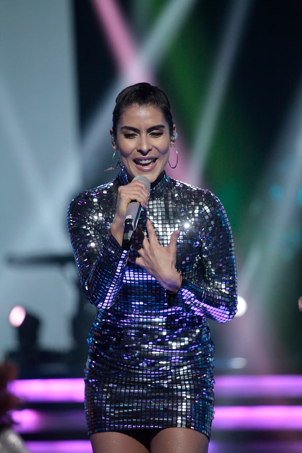 A María el modelito le quedó increíble. En comparación con las dos famosas anteriores, ella llevó su outfit con el pelo totalmente recogido.