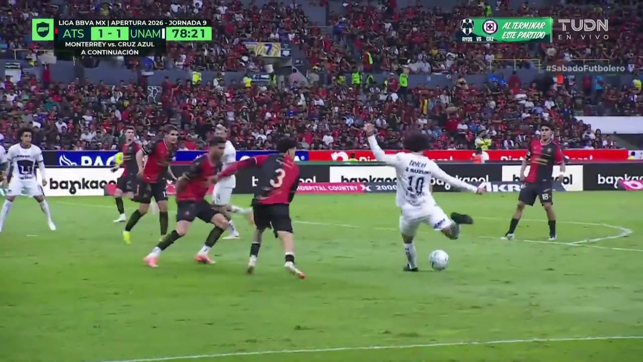 ¡Chino Huerta buscó su gol pero Camilo Vargas lo impide con atajadón! Sigue el empate